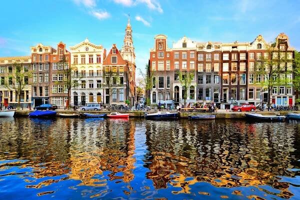 Amsterdam plánuje od roku 2030 zakázat vjezd starým benzinovým i dieselovým autům