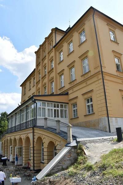 Z ubytovny chloubou. Opravený zámek Třemešek otevřel, podívejte se dovnitř