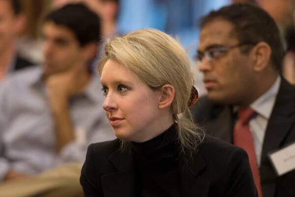 Začal soud se zakladatelkou Theranosu Elizabeth Holmes. Nikoho prý okrást nechtěla, jen selhala