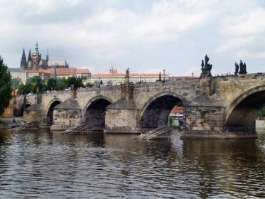 Praha chce opravit Karlův most, hledá lom s vhodným kamenem