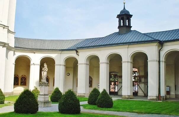 Obec Křtiny | Hotel KRAS