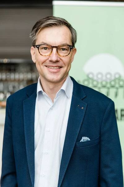 Portraitfoto von Mann, der in die Kamera lächelt