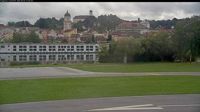 Webcam Bergerholding - Blickrichtung Südwest, Kloster Schweiklberg (siehe dortige Webcam mit Blick über den Flugplatz)