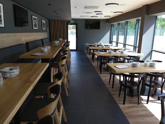 Grilovaná vepřová krkovice s přílohou v nové restauraci na zimním stadionu