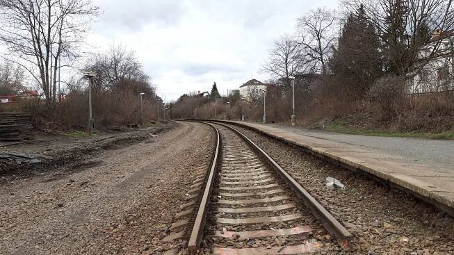 Odstraněný most a zbourané čekárny. Jak dnes vypadá zastávka Praha-Strašnice?