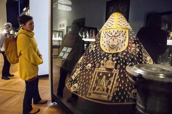 Obrazem: Jednou za dvacet let. Muzeum vystavuje kříže, šaty i čajové soupravy