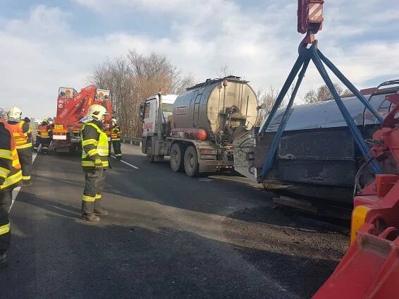 Hanáckou dálnici zastavil rozlitý asfalt, jeden směr museli zavřít