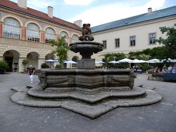 Soubor:Častolovice zámek, raně barokní kašna.jpg – Wikipedie