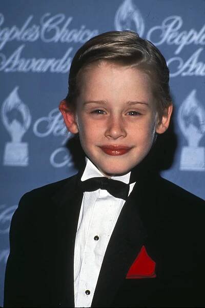 Kevin už dávno není Sám doma: Macaulay Culkin se ve smokingu dmul pýchou vedle své nádherné manželky