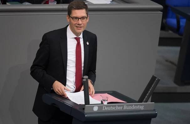 Zmocněnec německé vlády pro nové spolkové země končí kvůli kauze Kemmerich. Odchod prosadila Merkelová