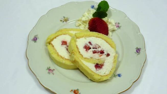 Piškotová roláda s mascarpone a jahodami