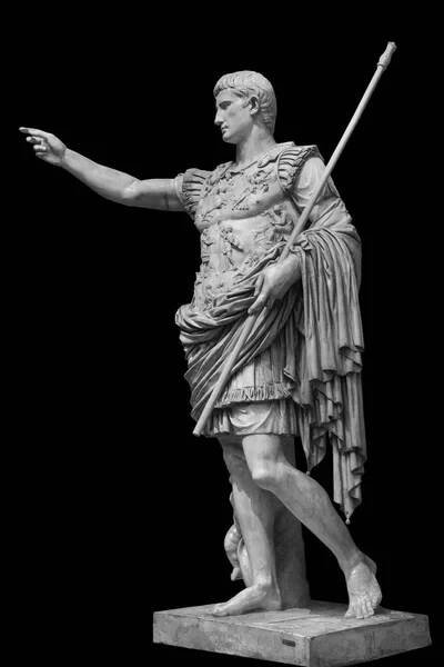 Caesar Augustus, první císař starověkého Říma. Bronzová monumentální socha v centru Říma izolované na černém pozadí výstřižkem stezka — Stock obrázek
