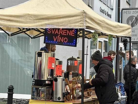 Trhy na Českobratrském náměstí v Mladé Boleslavi 8. prosince 2024.