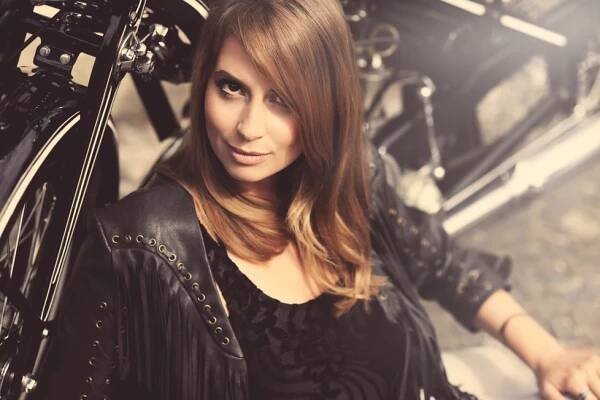 Hmm, to je mašina! Herečka Jurčová zvedala sukni při pózování s motorkou