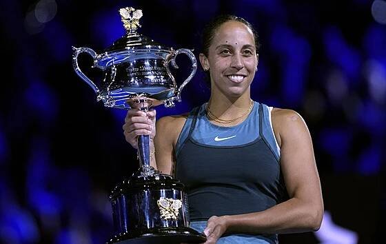 Americká tenistka Madison Keysová pózuje s trofejí pro šampionku Australian...