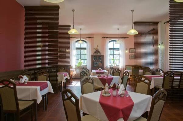 Reštaurácia alebo iné gastronomické zariadenie v ubytovaní Penzion U Hraběnky