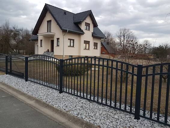 Kovové plotové pole - Radius uzavřený, grafit - M&M PLOTY s.r.o.