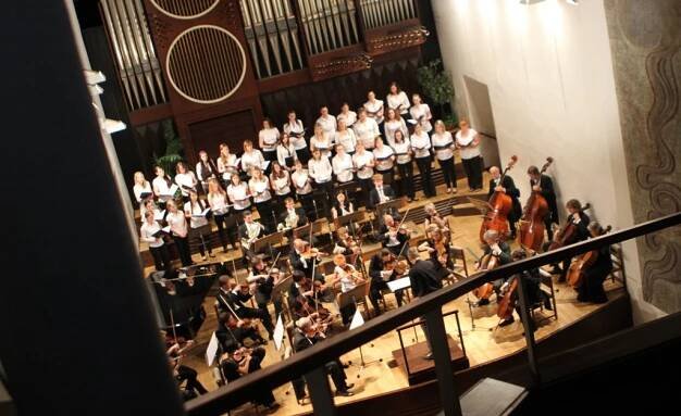 Mozarta i Myslivečka hráli filharmonici s lehkostí a přesně