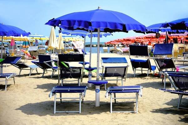Lehátka a slunečníky u hotelu Lima, Lido di Savio, Itálie, KM TRAVEL