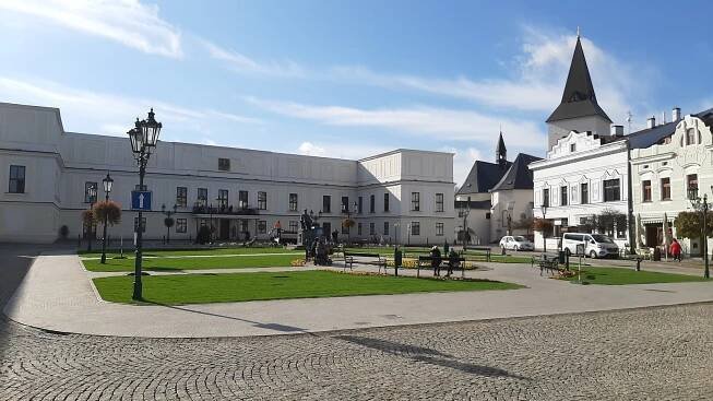 V centru karvinského Fryštátu už nenakoupíte. Vévodí mu kavárny a restaurace