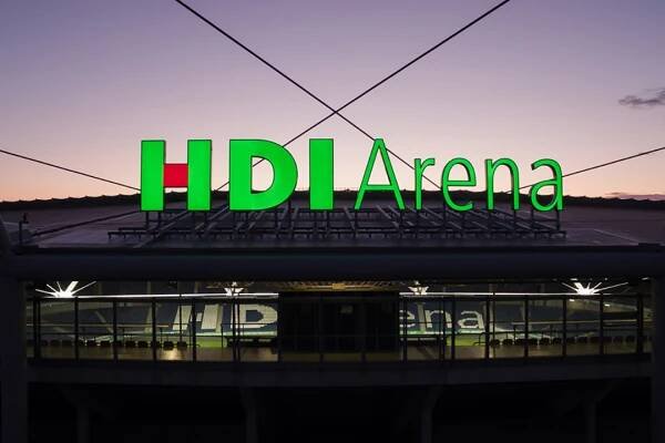 Die HDI-Arena von außen bei Nacht.