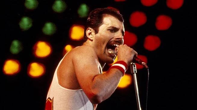 Rozervaná duše Freddieho Mercuryho. Žil s přítelem Jimem Huttonem, ale miloval Mary Austin. Kdo z nich nosí jeho životní tajemství?