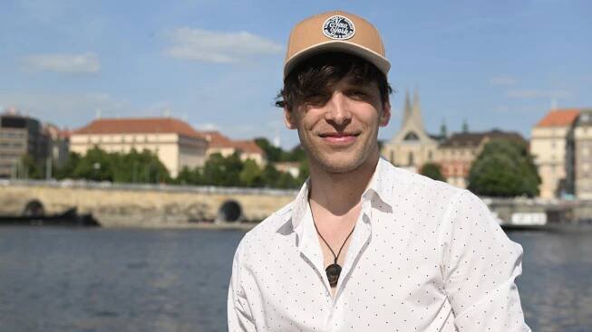 Roman Tomeš měl alergickou reakci. Po dramatické cestě do divadla skončil v péči záchranářů