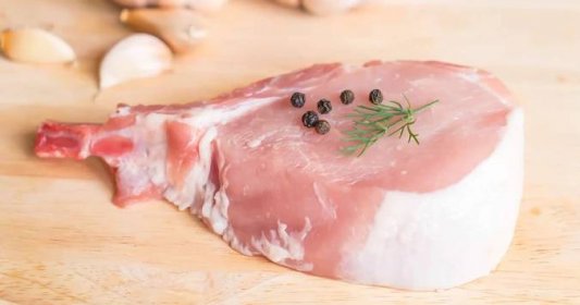 Syrové nebo nedostatečně tepelně upravené vepřové maso: Rizika a vedlejší účinky, které je třeba znát