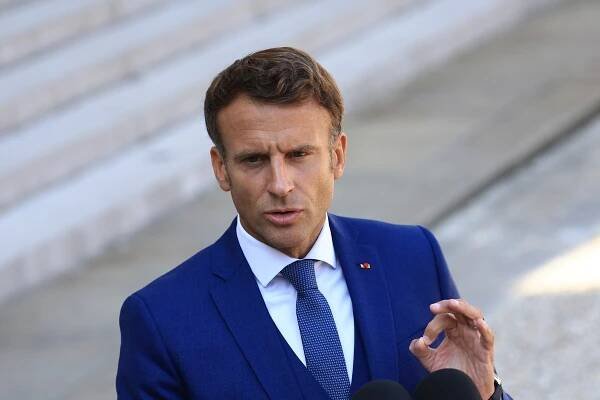 E. Macron sľúbil ukrajinskému kolegovi Zelenskému dodávku obrnených vozidiel. Hovorili aj o spolupráci