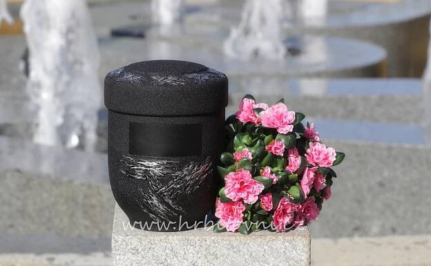 Urna mramolitová černá s dekorem  jehly a stříbrnou patinou