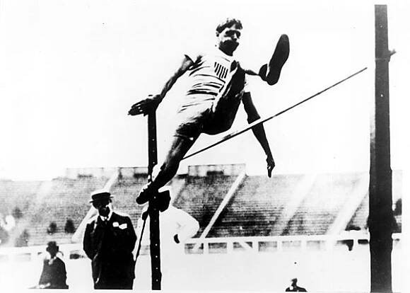 Olympische Leichtathletik-Rekorde: Zehn Mal Gold für den «Frosch»   Eine Übersicht über einige ungewöhnliche Rekorde: Ray Ewry holte Anfang des vergangenen Jahrhunderts zehnmal Gold in den damaligen Wettkämpfen Hoch-, Weit- und Dreisprung - alles aus dem Stand. Der Amerikaner, der in jungen Jahren unter Kinderlähmung litt, wurde auch «Der menschliche Frosch» genannt. Er war 1900 in Paris, 1904 in St. Louis, 1908 in London und 1906 bei den sogenannten Zwischenspielen in Athen dabei. Die Amerikanerin Allyson Felix glänzte mit sechs Siegen zwischen 2008 und 2016. Die 35-Jährige bestreitet in Tokio ihre fünften Spiele. Vier Triumphe hintereinander wie Ewry gelangen auch Diskuswerfer Al Oerter (1956, 1960, 1964 und 1968) und Carl Lewis im Weitsprung (1984, 1988, 1992 und 1996). Finnlands Lauflegende Paavo Nurmi gewann 1924 fünfmal: Über 1500, 5000, 3000 Meter mit der Mannschaft sowie im Einzel und mit der Mannschaft im Crosslauf. Die älteste Olympiasiegerin war die Weißrussin Ellina Zwerewa im Diskuswerfen 2000 mit 39 Jahren und 316 Tagen. Die Amerikanerin Barbara Jones gewann 1952 im Staffelsprint mit 15 Jahren und 123 Tagen. Als jüngster Athlet holte ihr Landsmann Bob Mathias Zehnkampf-Gold 1948 mit 17 Jahren und 263 Tagen. Sprintlady Merlene Ottey war zwischen 1980 und 2004 sieben Mal dabei, für Jamaika und am Ende für Slowenien. 53 Mal stand sie auf der Bahn: über 100 und 200 Meter und mit der Staffel - nie gewann sie ein Finale, aber insgesamt neun Medaillen.