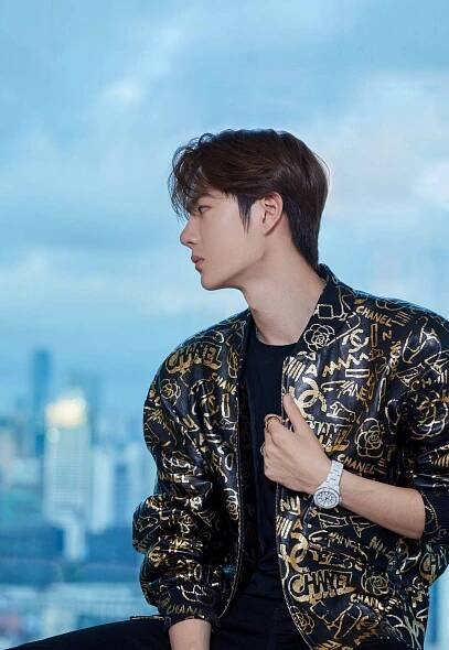 Wang Yibo Shines as Chanel's Fashion Model Wallpaper