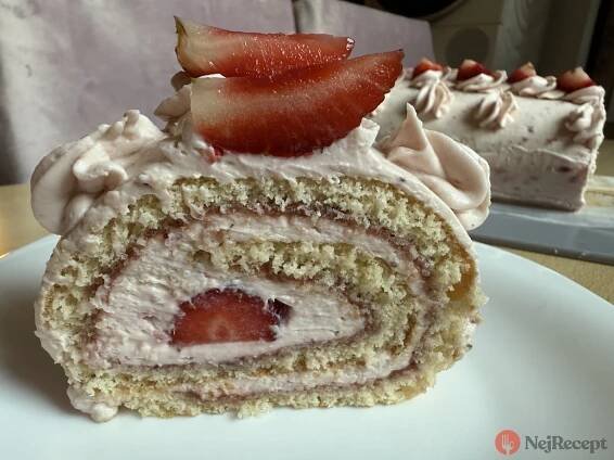 Jahodová roláda s mascarpone krémem | NejRecept.cz