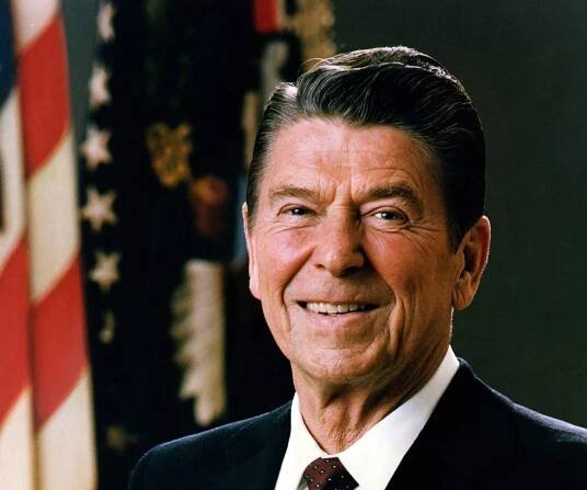 Krátkozraký Ronald Reagan: Budoucí prezident není schopný odlišit japonského vojáka od amerického!