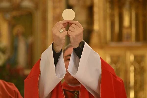 SATANISTI V KANSASE TO NEVZDÁVAJÚ. PO ZNEMOŽNENÍ ČIERNEJ OMŠE vnútri budovy KAPITOLU SA POKÚSILI O ZNESVÄTENIE EUCHARISTIE mimo nej. - Misia Fatima
