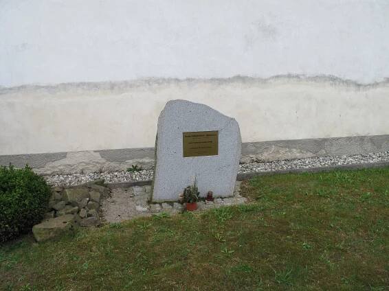 Soubor:Slavíkovice (Černíkov), pomník.jpg