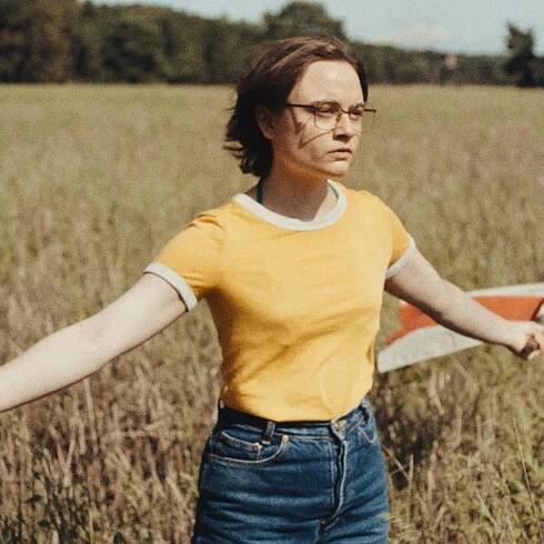 Lena Urzendowsky als Angelika in einer Szene aus dem Film «In die Sonne schauen» .
