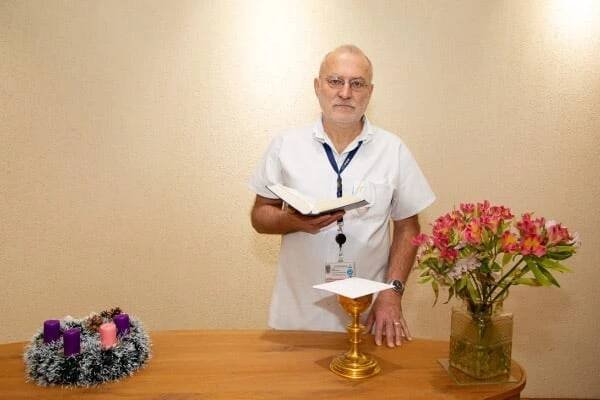 Nejsme jen službou pro věřící. Pacienti s námi můžou mlčet i brečet, říká nemocniční kaplan