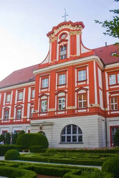 Wroclaw, Polsko-18. června 2019: Ossolineum (Národní institut Ossolinski) kombinuje knihovnu a muzeum, vyzdobené barokním parkem a univerzitním kostelem požehnaného jména Ježíše Krista — Stock obrázek