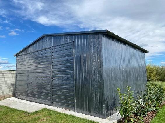 Plechová garáž 5×5 m – sedlová strecha, imitácia dreva (grafit) | garazeplechove.sk