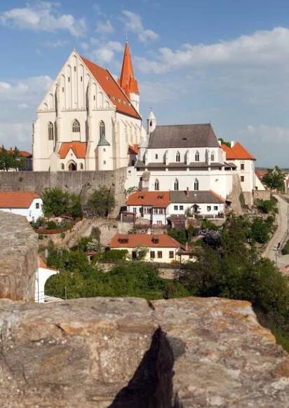 gotický kostel svatého mikuláše, znojmo, česká republika - znojmo - stock snímky, obrázky a fotky