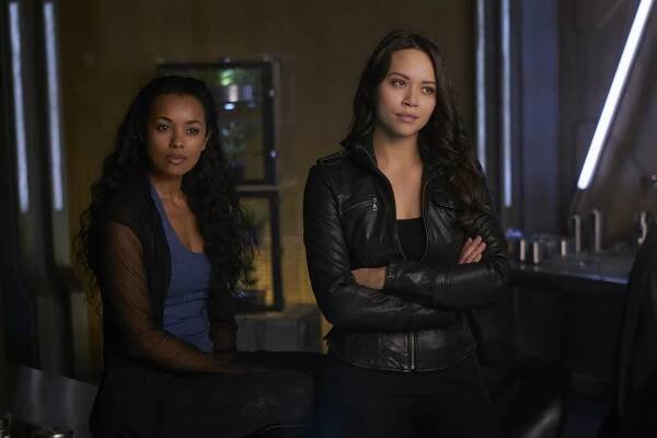 Dark Matter - But First, We Save the Galaxy - Z filmu - Melanie Liburd, Melissa O'Neil
