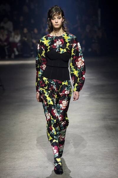 Zvířecí vzory, luxusní lesklý materiál a japonský styl, to je Kenzo FW 18 | LP-Life.cz