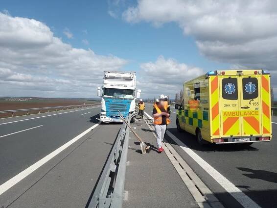 Auto nad potokem a nehody kamionů. Hasiči zasahovali u tří karambolů na Hradecku