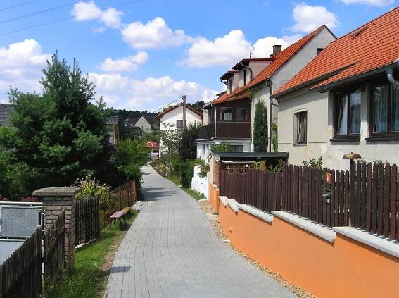 Soubor:Lhota (Kladno), U Splavu str.jpg