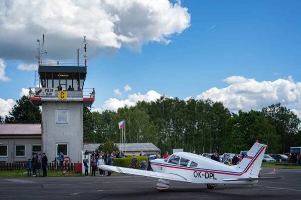 Na letišti se na chvíli stali pilotem kluzáku nebo nahlíželi do hangárů