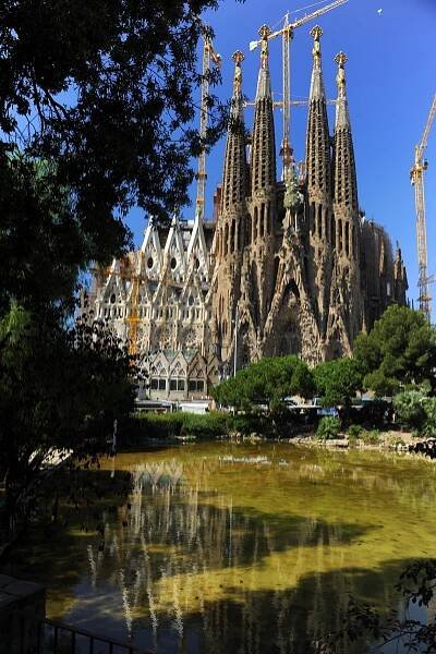 Soubor:Sagrada Familia in Barcelona.jpg