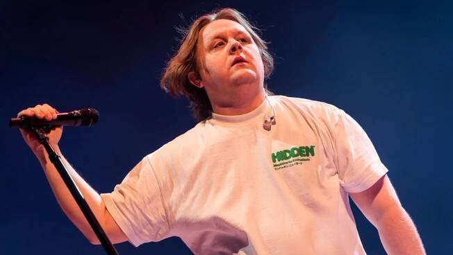 Potřebuju pauzu! Lewis Capaldi ruší naplánované koncerty kvůli psychickému zdraví