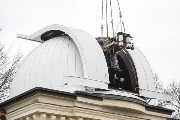 FOTO: Největší dalekohled petřínské hvězdárny odvezli na opravu
