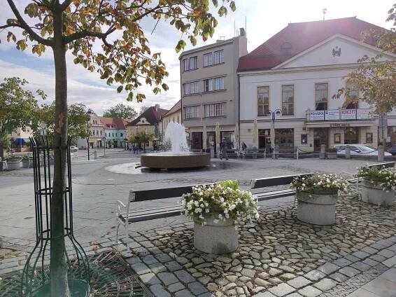 Výrazně se změnilo Masarykovo náměstí v Jindřichově Hradci. Fontána z roku 2008 od sochaře Františka Häckela nahradila prostor po památníku Internacionalismu, který oslavoval pomoc spojeneckých vojsk Varšavské smlouvy.